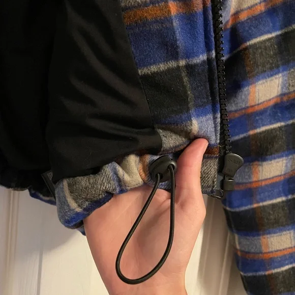 NWOT Urban Outfitters cropped puffer jacket - Picture 6 of 8